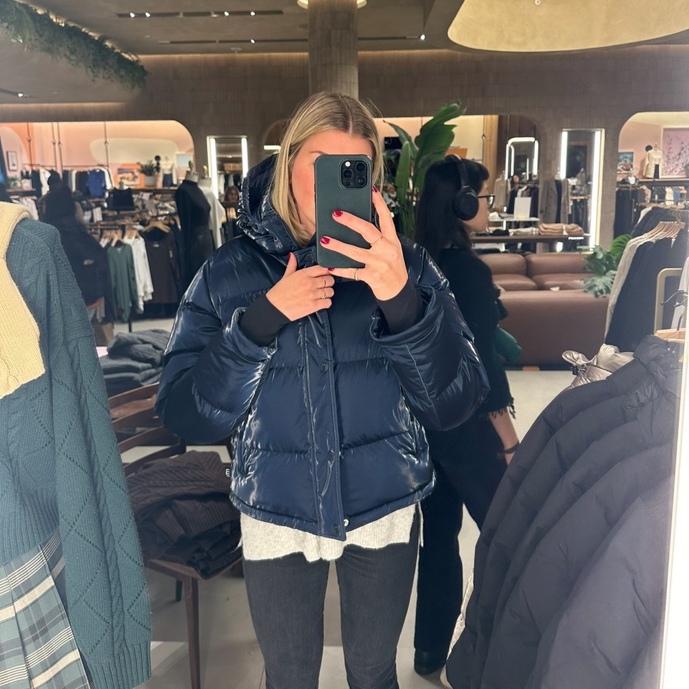 Aritzia Super Puff Shorty - Liquid Shine